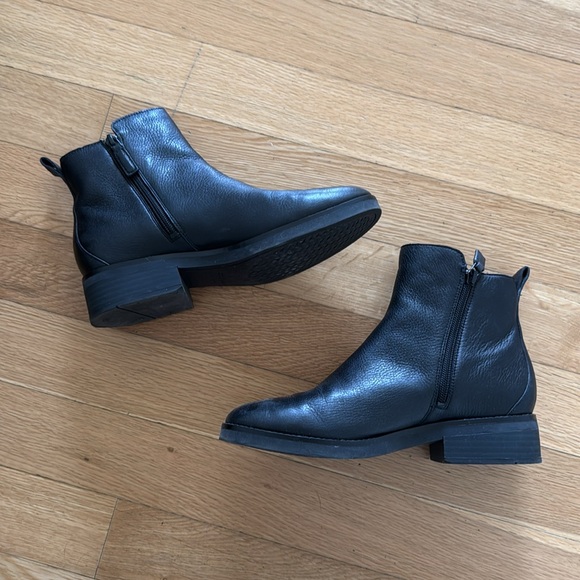 Cole haan - Chelsea boot - black - size 7.5 - EUC - Picture 2 of 2